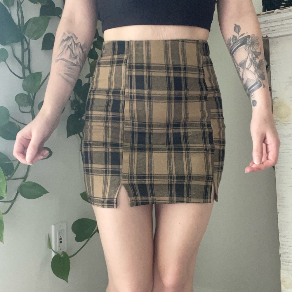 Plaid Tan Skirt 🖤🖤